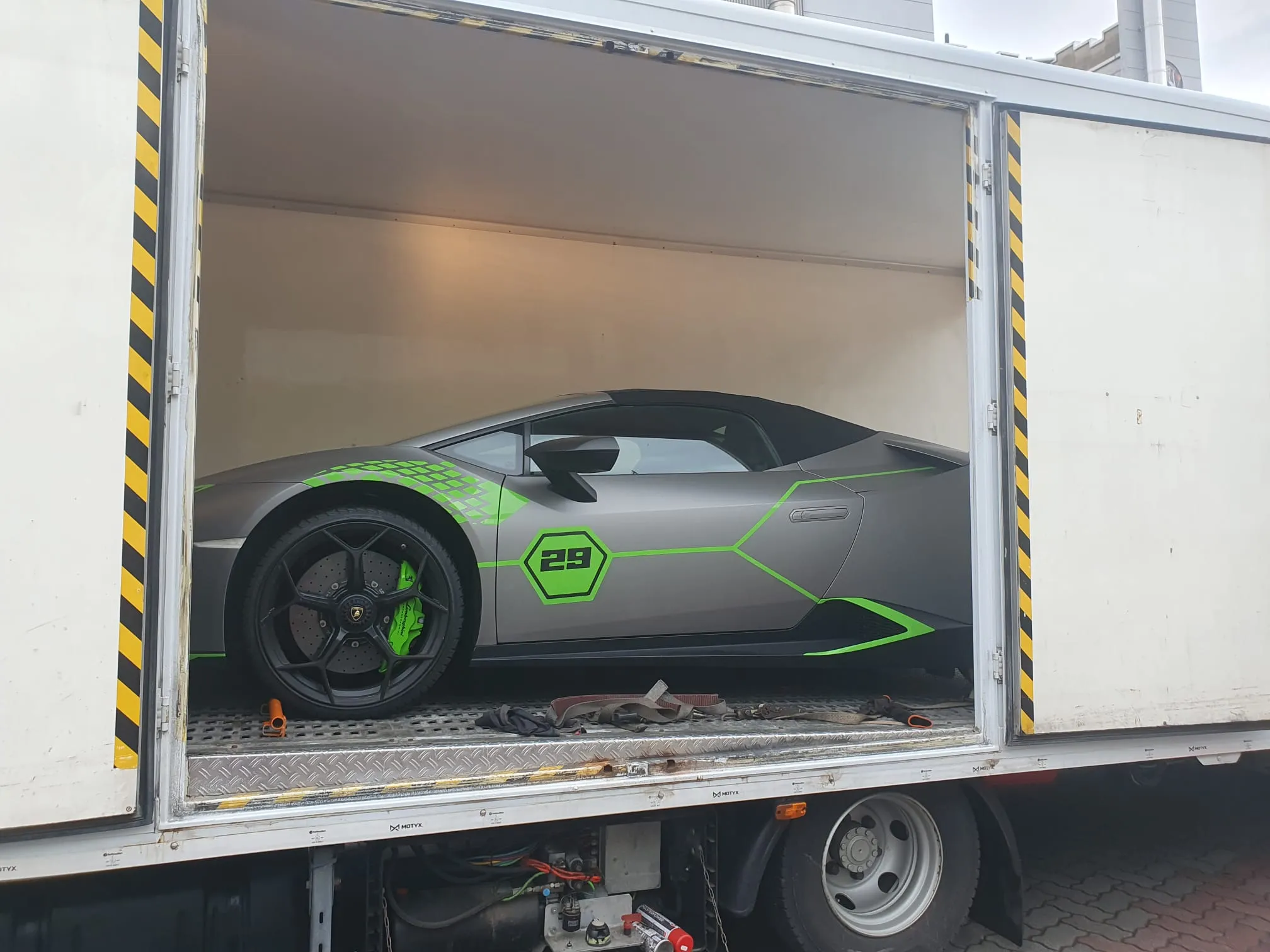 Lamborghini Huracán grigia con livrea verde numero 29 nel furgonato Lory
