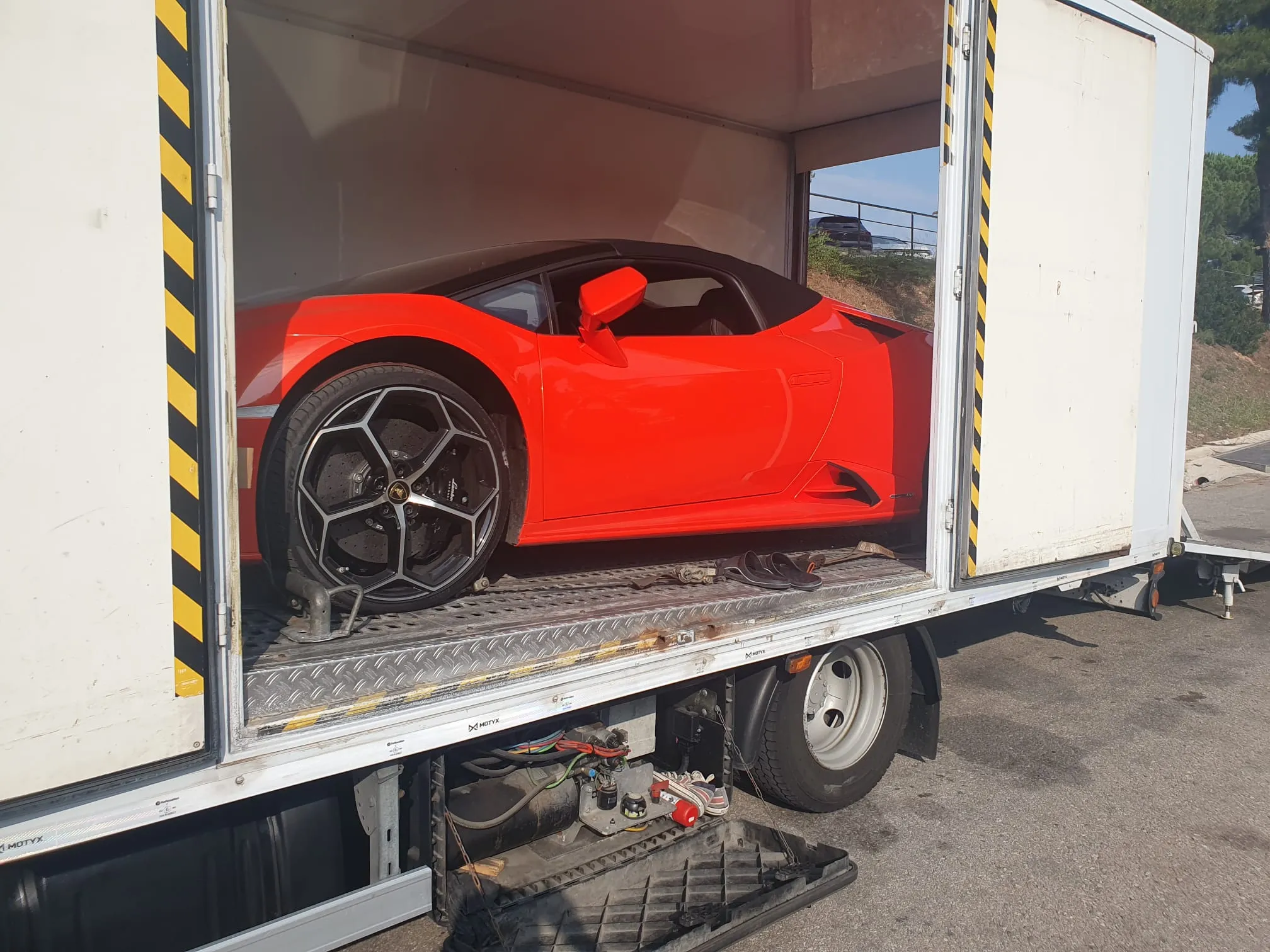 Lamborghini Huracán rossa ancorata nel furgonato Lory