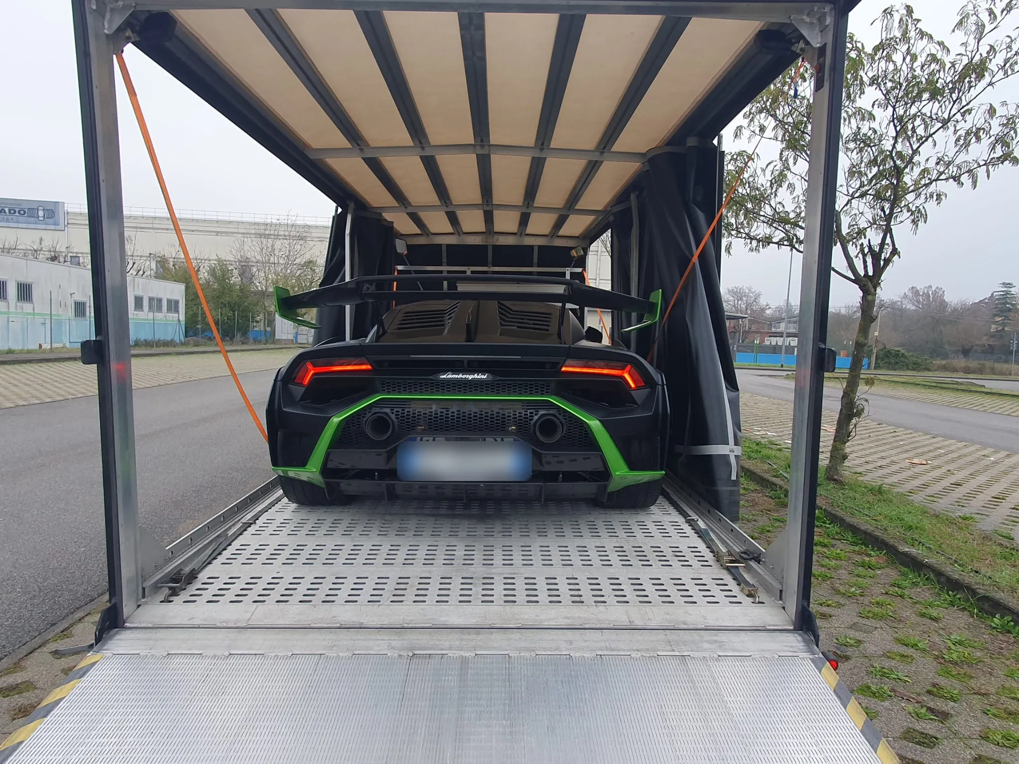 Huracán STO nera con dettagli verde acido al posteriore nella bisarca