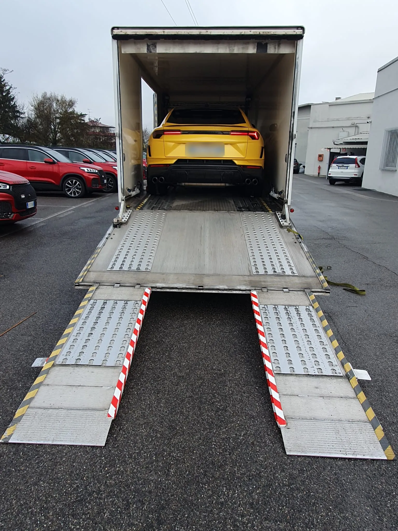 Lamborghini Urus gialla dentro la bisarca Lory con le rampe abbassate